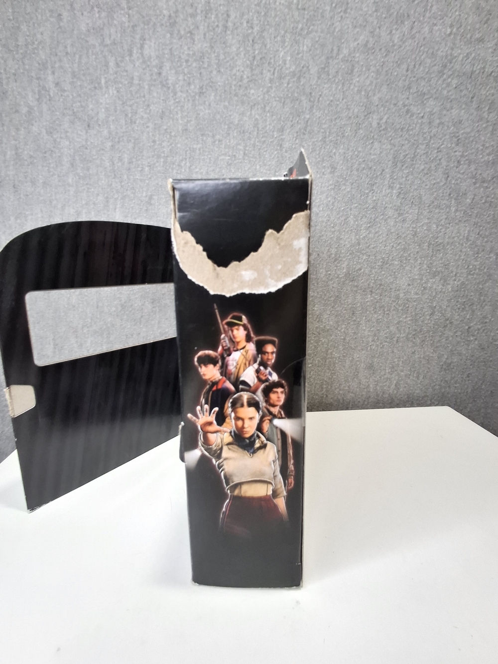Netflix Stranger Things Hopper & Eleven Figure Set - Yellow Vehicle Box - Picture 5 of 8